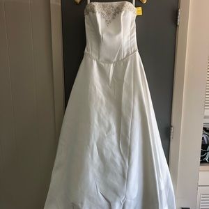NWT Ivory satin wedding gown and veil